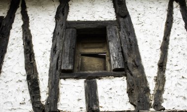 ahşap pencere kapalı