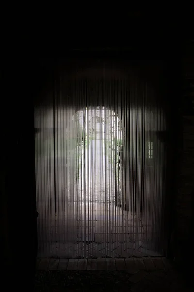 プラスチックカーテン付きドア — ストック写真