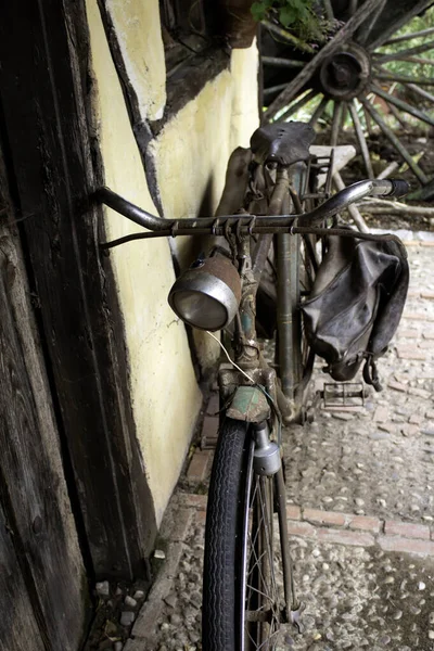 Régi fém kerékpár — Stock Fotó