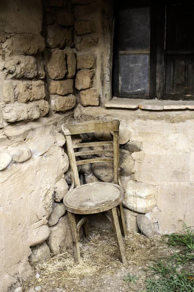 Drewniane krzesło uliczne — Zdjęcie stockowe