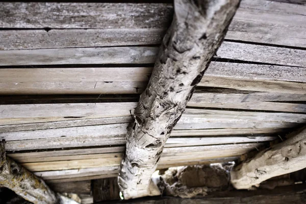 Telhado de madeira quebrado — Fotografia de Stock
