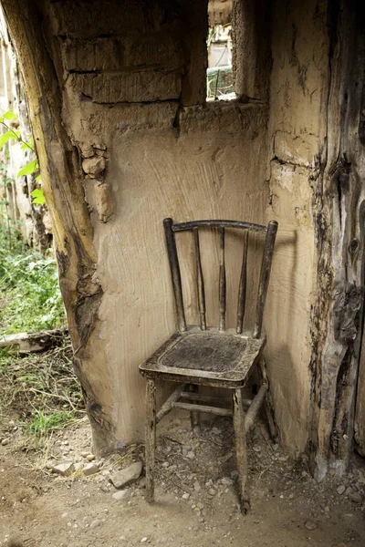 Drewniane krzesło uliczne — Zdjęcie stockowe