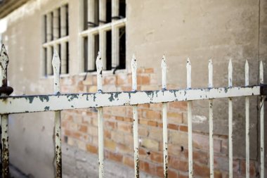 Teller kontak alanında seçildi, savaşta bariyerler, kurbanlar