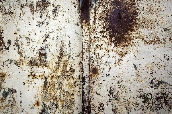더럽혀 더러운 철문의 아래더러운 탐구와 — 스톡 사진
