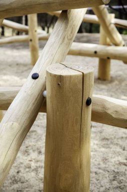 Yakacak odun, doğa ve geri dönüşüm için istiflenmiş odun kütükleri