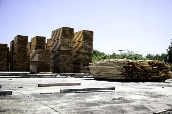 木製ボード 製材所やリサイクル 産業の製造 — ストック写真