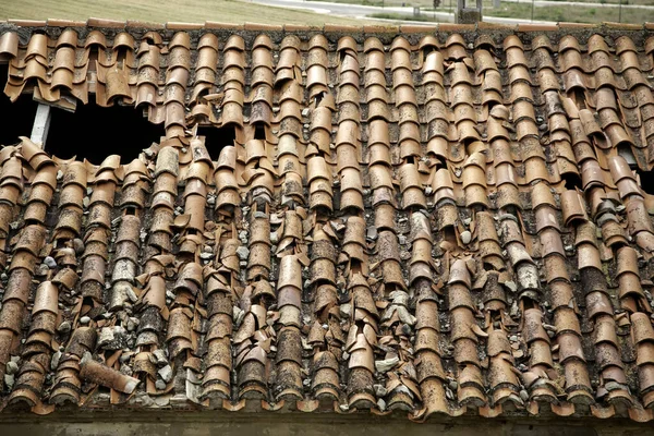 Zniszczony Dach Dachówki Konstrukcja Architektura Zajmuje Zburzony — Zdjęcie stockowe