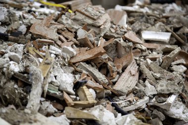 İnşaat, endüstri ve mimarlık şirketinde taş ve tuğla kalıntıları