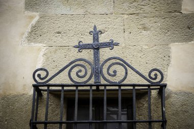 Eski pencerede demir haç, din ve Hıristiyanlık