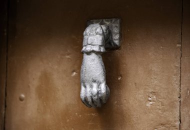 Eski kapı tokmağı, ahşap kakanın ayrıntıları