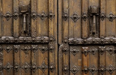 Kasaba evinde ahşap kapı, inşaat ve mimari.