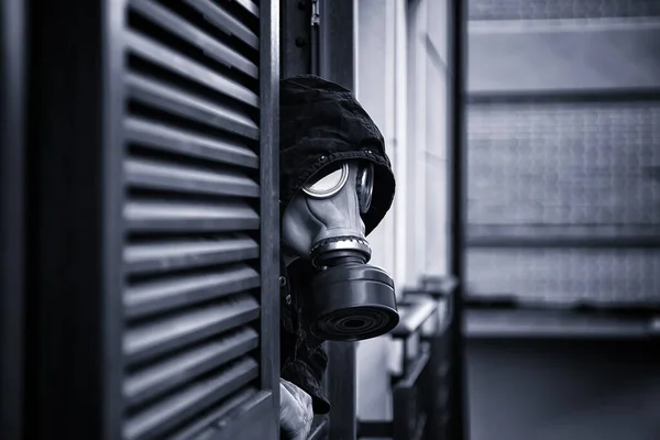 Pessoa Com Máscara Vívida Janela Pandemia Mundial Guerra Bacteriológica — Fotografia de Stock