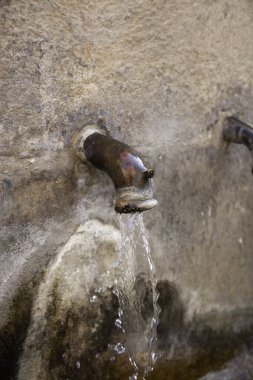 Su, inşaat ve mimarisi olan taş çeşme.