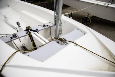 Denizde Yelkenli, tekne araçlar ve ulaşım, trave