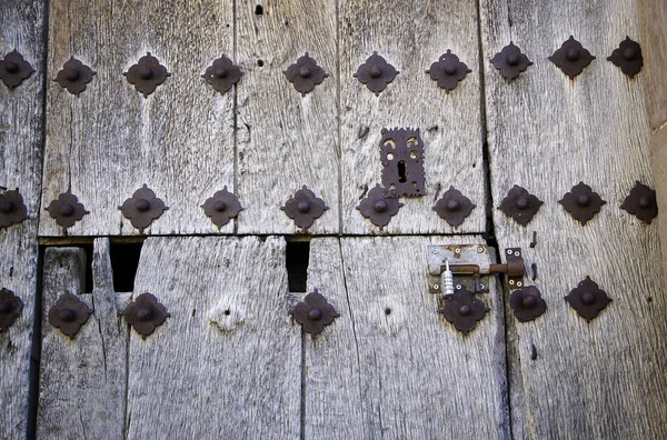 Oud Slot Een Houten Deur Beveiligd Detail — Stockfoto