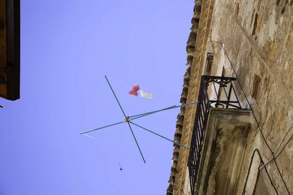 Giysileri olan metal çamaşır ipleri, kurutulan kıyafetlerin ayrıntıları.