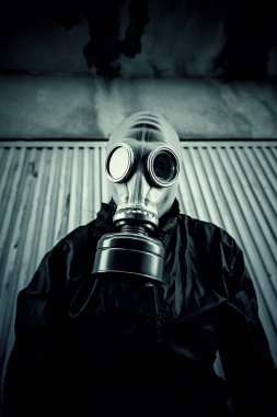 Kapüşonlu gaz maskeli kadın, Cadılar Bayramı korkusu