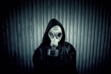 Kapüşonlu gaz maskeli kadın, korku