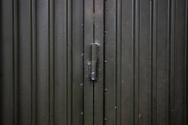 더럽혀 더러운 철문의 아래더러운 탐구와 — 스톡 사진