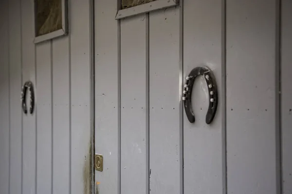 Ferradura Uma Porta Detalhe Decoração Superstição — Fotografia de Stock