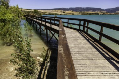 Karayipler 'deki ahşap köprü, tıbbi sular ve doğal manzara.
