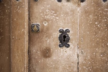 Tahta kapıya metal kilit, güvenlik ve koruma.