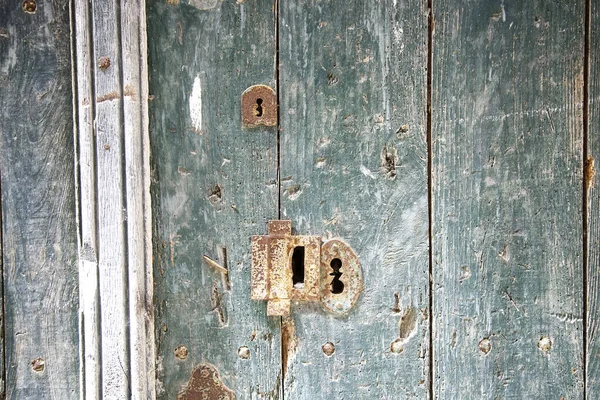 Tahta Kapıya Metal Kilit Güvenlik Koruma — Stok fotoğraf