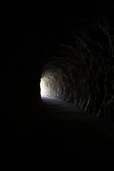 Steinhöhle Den Bergen Bergbau Und Tourismus Wandern — Stockfoto