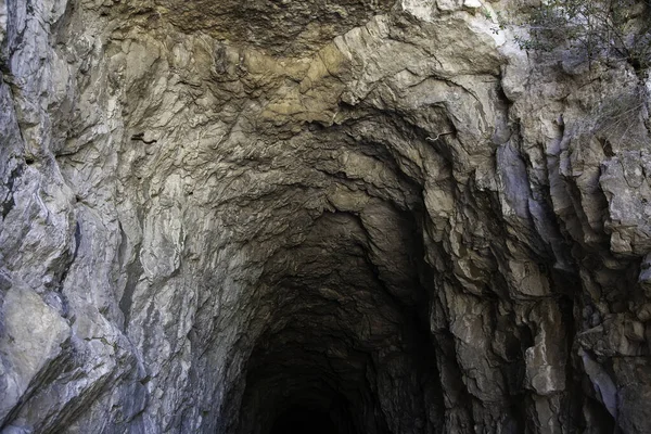 ハイキングの内陸部の石窟 — ストック写真