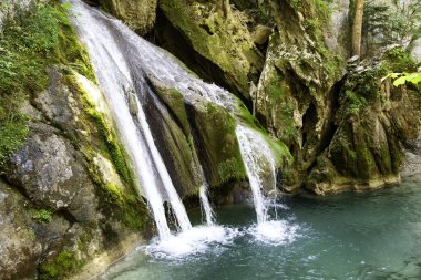 Şelale adası dağları, vahşi doğa, doğal havuz