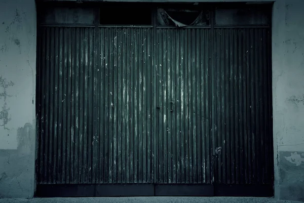 スチール製のドアの詳細と汚れ 探査とテクスチャ — ストック写真