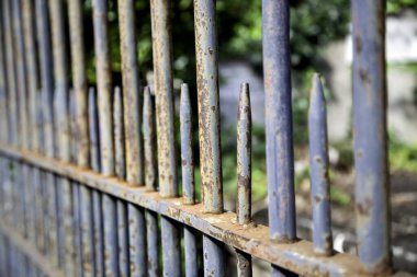 İnşaat, inşaat ve mimarinin metal çit koruma cephesi