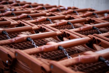 Alışveriş, satış ve taşımacılık için süpermarketteki tramvaylar