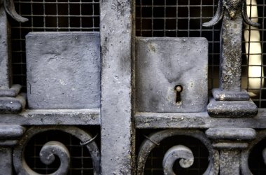 Kapıda demir kilit, güvenlik ve koruma, ayrıntı