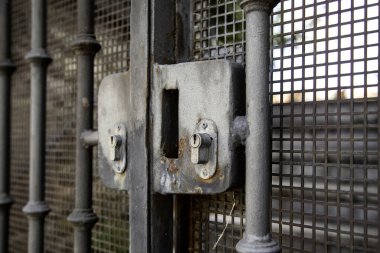 Kapıda demir kilit, güvenlik ve koruma, ayrıntı