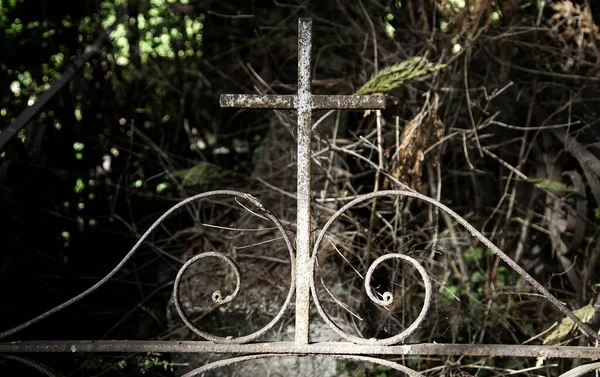 Mezarlıktaki boşluklar, kutsal ve dini yerler, Hıristiyanlık.