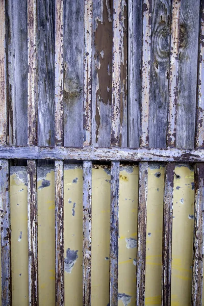 Metalowe Bramy Drewnianych Drzwiach Ochrona Bezpieczeństwo Konstrukcja Architektura — Zdjęcie stockowe