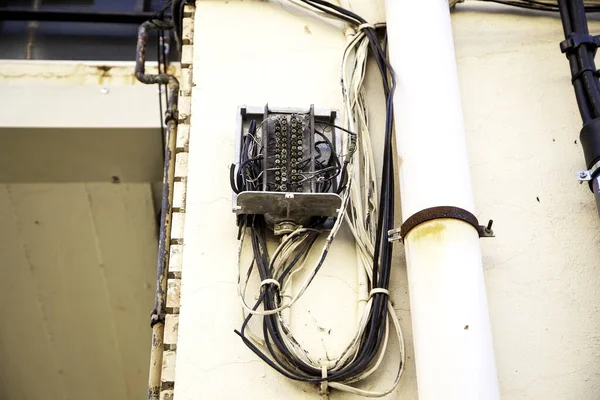 Cables Luz Peligrosos Una Mala Instalación Construcción —  Fotos de Stock