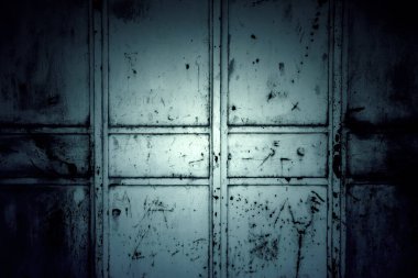 Bozuk ve kirli metalik arka plan, çelik kapının açık ve kirli olması, keşif ve doku.