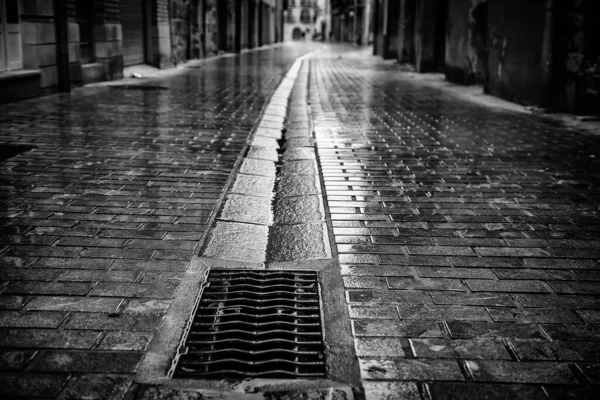 湿湿的街道 建筑和建筑 雨和风暴 — 图库照片
