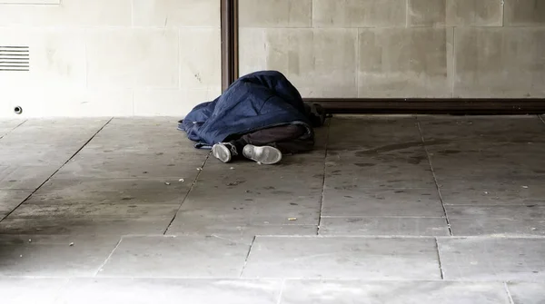 Senzatetto Che Dorme Strada Crisi Abbandono Povertà — Foto Stock