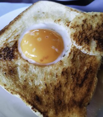 Restoranda, kahvaltıda ve aperatiflerde yumurtalı ve peynirli sandviç.