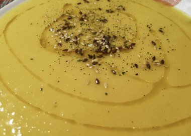 Lokantada tohumlu balkabağı kreması, sağlıklı ve vejetaryen yemeği.