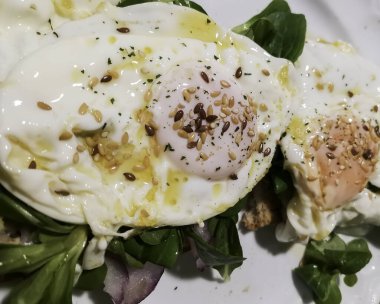 Avokado ve tohumlu yumurta tostu, sağlıklı yemek ve omega.