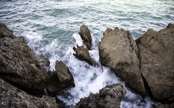 海の岩の防波堤 自然景観 休暇と観光 — ストック写真