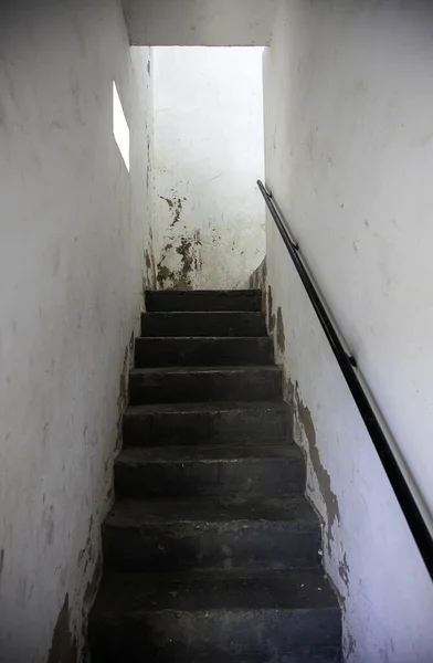 Callejón Con Escaleras Interiores Construcción Arquitectura Deteriorado —  Fotos de Stock