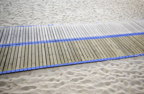 障害者 アクセシビリティと建設のためのビーチへの木のアクセス — ストック写真