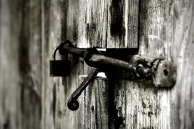 Eski terk edilmiş ahşap kapı, güvenlik detayları ve harabe.