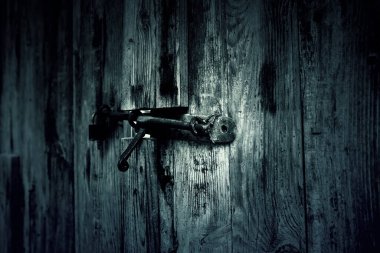 Eski terk edilmiş ahşap kapı, güvenlik detayları ve harabe.