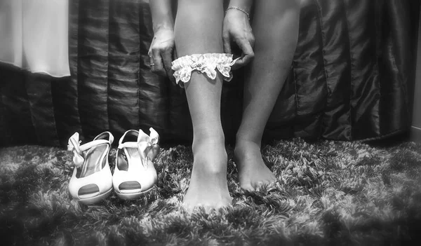 Nevěsta Oblékání Punčochy Její Svatbu Doplňky — Stock fotografie